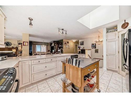 8016 7 Street Sw, Calgary, AB - Indoor Photo Showing Kitchen