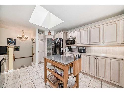 8016 7 Street Sw, Calgary, AB - Indoor Photo Showing Kitchen