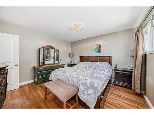 8016 7 Street Sw, Calgary, AB - Indoor Photo Showing Kitchen