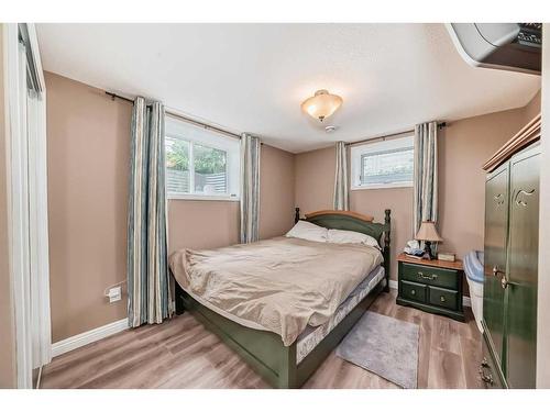 8016 7 Street Sw, Calgary, AB - Indoor Photo Showing Bathroom