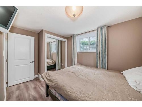 8016 7 Street Sw, Calgary, AB - Indoor Photo Showing Bedroom