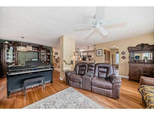 8016 7 Street Sw, Calgary, AB - Indoor Photo Showing Living Room