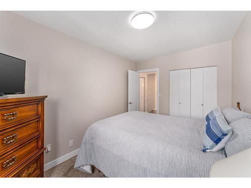 1014 & 1014A 19 Avenue Nw, Calgary, AB - Indoor Photo Showing Bedroom