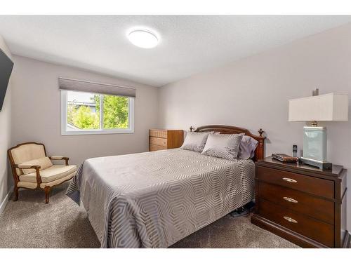 1014 & 1014A 19 Avenue Nw, Calgary, AB - Indoor Photo Showing Bedroom