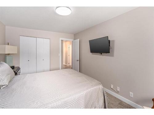 1014 & 1014A 19 Avenue Nw, Calgary, AB - Indoor Photo Showing Bedroom