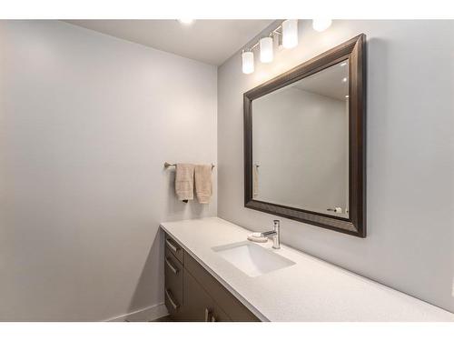 1014 & 1014A 19 Avenue Nw, Calgary, AB - Indoor Photo Showing Bathroom