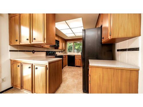 66 Willow Park Green Se, Calgary, AB - Indoor Photo Showing Kitchen