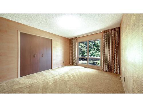 66 Willow Park Green Se, Calgary, AB - Indoor Photo Showing Bedroom