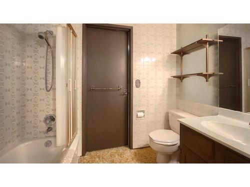 66 Willow Park Green Se, Calgary, AB - Indoor Photo Showing Bathroom