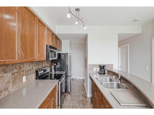 420-990 Centre Avenue Ne, Calgary, AB - Indoor Photo Showing Kitchen With Double Sink