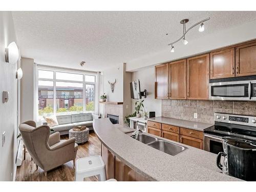 420-990 Centre Avenue Ne, Calgary, AB - Indoor Photo Showing Kitchen With Double Sink