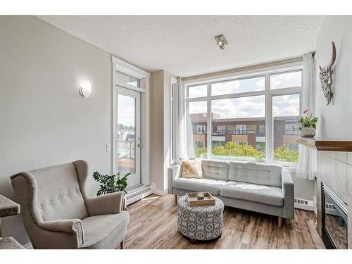 420-990 Centre Avenue Ne, Calgary, AB - Indoor Photo Showing Living Room