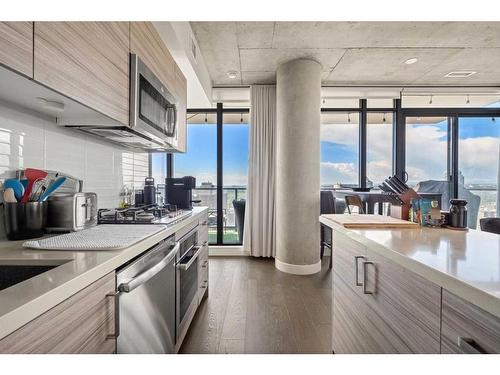 2502-1010 6 Street Sw, Calgary, AB - Indoor Photo Showing Kitchen With Upgraded Kitchen