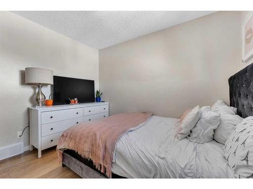 141 West Lakeview Point, Chestermere, AB - Indoor Photo Showing Bedroom