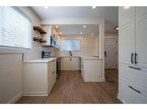 63-740 Bracewood Drive Sw, Calgary, AB - Indoor Photo Showing Kitchen