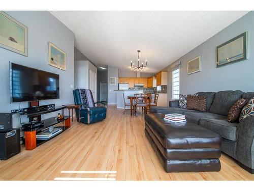 303-4718 Stanley Road Sw, Calgary, AB - Indoor Photo Showing Living Room