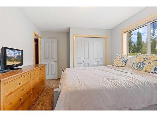 393 Banister Drive, Okotoks, AB - Indoor Photo Showing Bedroom