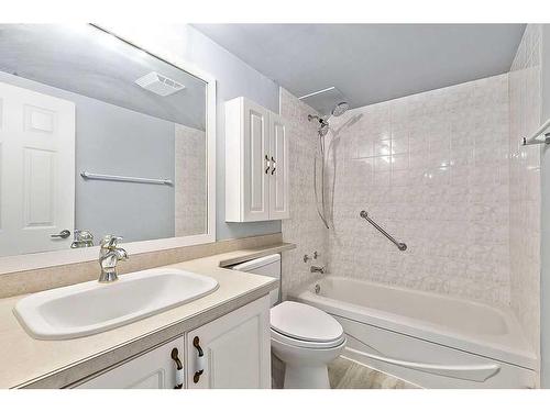 102-320 Cedar Crescent Sw, Calgary, AB - Indoor Photo Showing Bathroom