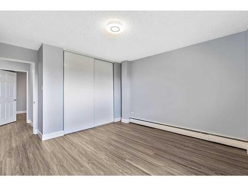 102-320 Cedar Crescent Sw, Calgary, AB - Indoor Photo Showing Other Room