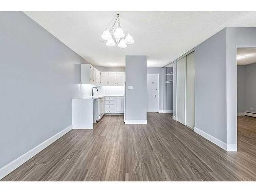 102-320 Cedar Crescent Sw, Calgary, AB - Indoor Photo Showing Kitchen