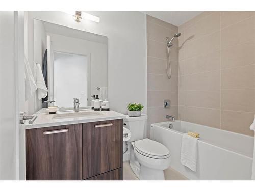 301-730 5 Street Ne, Calgary, AB - Indoor Photo Showing Bathroom