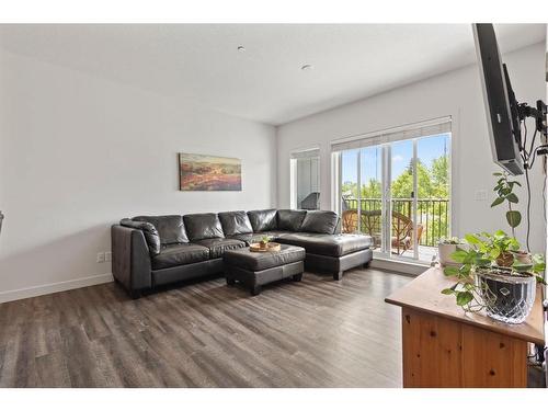 301-730 5 Street Ne, Calgary, AB - Indoor Photo Showing Living Room