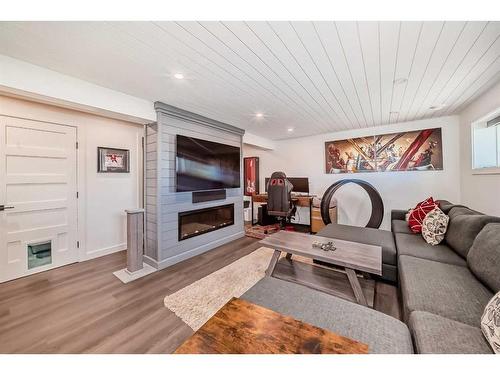 2403 52 Avenue Sw, Calgary, AB - Indoor Photo Showing Living Room