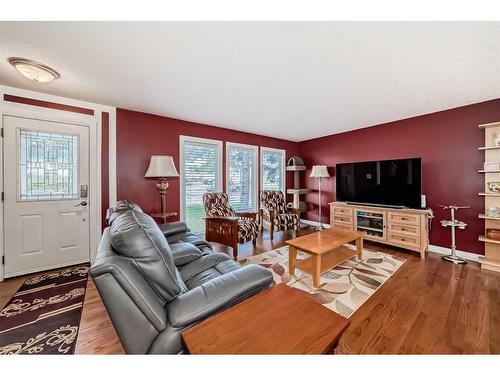 2403 52 Avenue Sw, Calgary, AB - Indoor Photo Showing Living Room