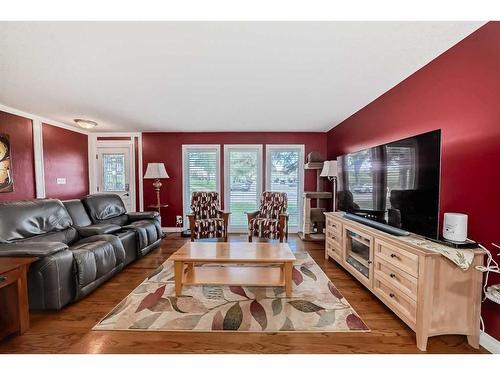 2403 52 Avenue Sw, Calgary, AB - Indoor Photo Showing Living Room