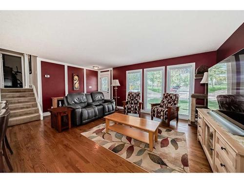 2403 52 Avenue Sw, Calgary, AB - Indoor Photo Showing Living Room