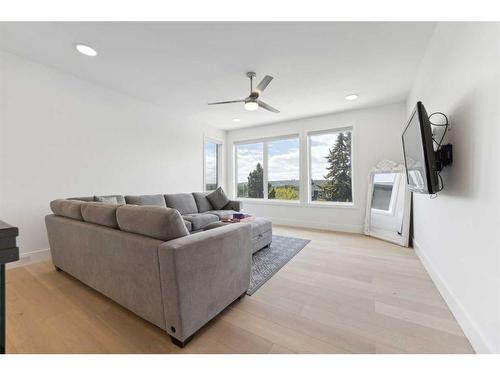 5507 Buckboard Road Nw, Calgary, AB - Indoor Photo Showing Living Room