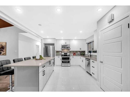 310 Wascana Crescent Se, Calgary, AB - Indoor Photo Showing Kitchen With Upgraded Kitchen