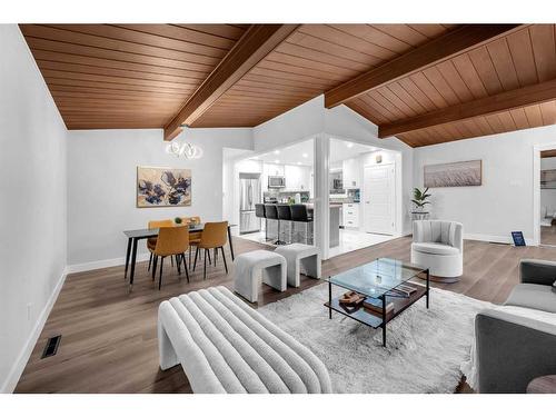 310 Wascana Crescent Se, Calgary, AB - Indoor Photo Showing Living Room