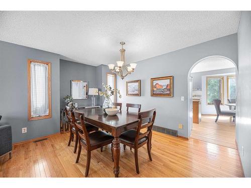 307 Schubert Place Nw, Calgary, AB - Indoor Photo Showing Dining Room