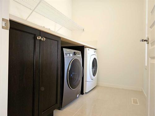 62 Copperpond Heath Se, Calgary, AB - Indoor Photo Showing Laundry Room