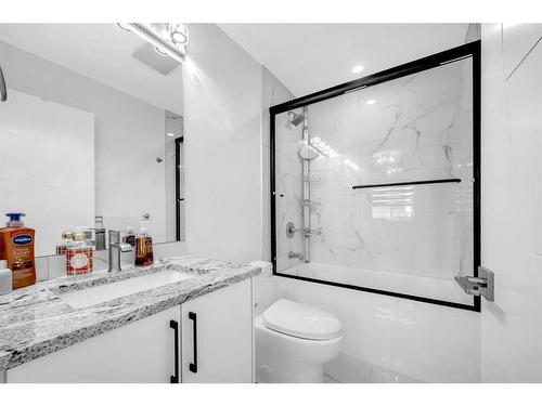 4516 84 Avenue Ne, Calgary, AB - Indoor Photo Showing Bathroom