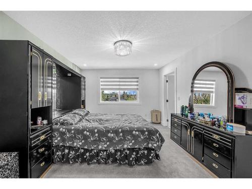4516 84 Avenue Ne, Calgary, AB - Indoor Photo Showing Bedroom