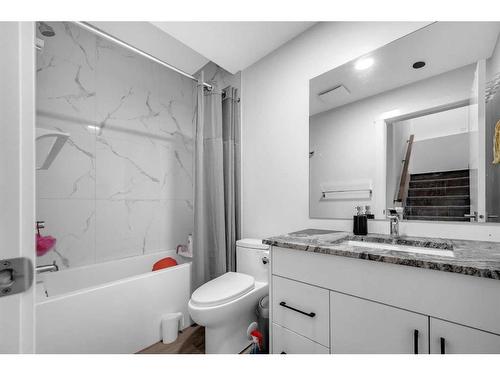 4516 84 Avenue Ne, Calgary, AB - Indoor Photo Showing Bathroom