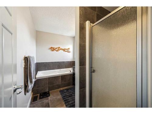 105 Everhollow Rise Sw, Calgary, AB - Indoor Photo Showing Bathroom