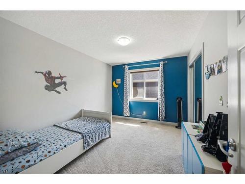 105 Everhollow Rise Sw, Calgary, AB - Indoor Photo Showing Bedroom