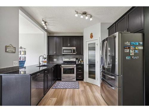 105 Everhollow Rise Sw, Calgary, AB - Indoor Photo Showing Kitchen