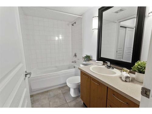 208-5115 Richard Road Sw, Calgary, AB - Indoor Photo Showing Bathroom