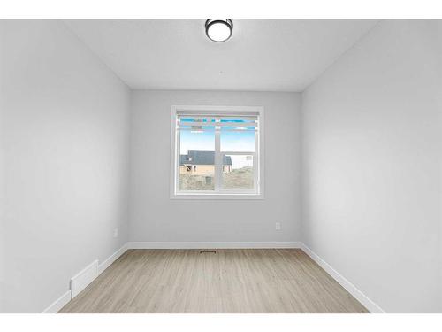 320 Muirfield Crescent, Lyalta, AB - Indoor Photo Showing Other Room