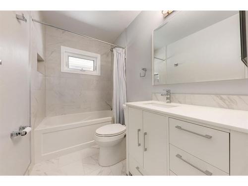 1720 Broadview Road Nw, Calgary, AB - Indoor Photo Showing Bathroom