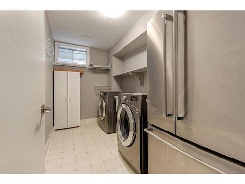 1720 Broadview Road Nw, Calgary, AB - Indoor Photo Showing Laundry Room