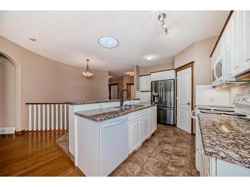 53 Hampstead Green Nw, Calgary, AB - Indoor Photo Showing Kitchen