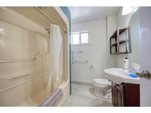 628 18 Avenue Nw, Calgary, AB - Indoor Photo Showing Bathroom