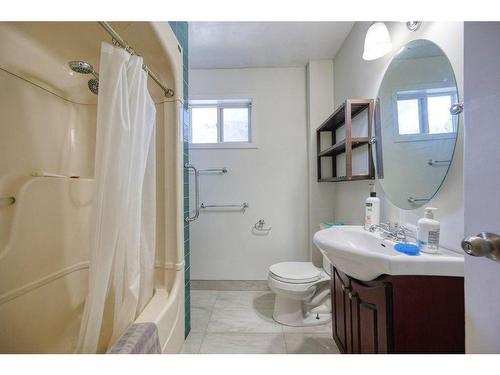 628 18 Avenue Nw, Calgary, AB - Indoor Photo Showing Bathroom