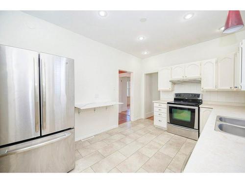 628 18 Avenue Nw, Calgary, AB - Indoor Photo Showing Kitchen With Double Sink