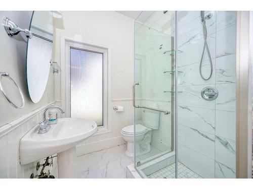 628 18 Avenue Nw, Calgary, AB - Indoor Photo Showing Bathroom